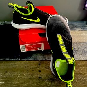 Boys Nike flex runner shoes, black ombré with lime green trim. Size 1y